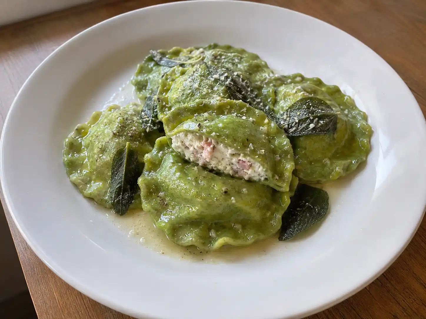 Balanzoni pasta verde bolognese con ripieno di ricotta e mortadella, conditi con burro e salvia