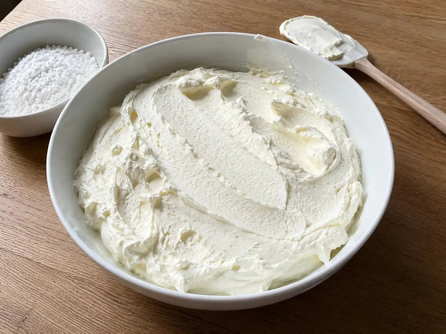 Crema per tiramisù senza uova chiara e vellutata in ciotola, pronta per farcire il dolce