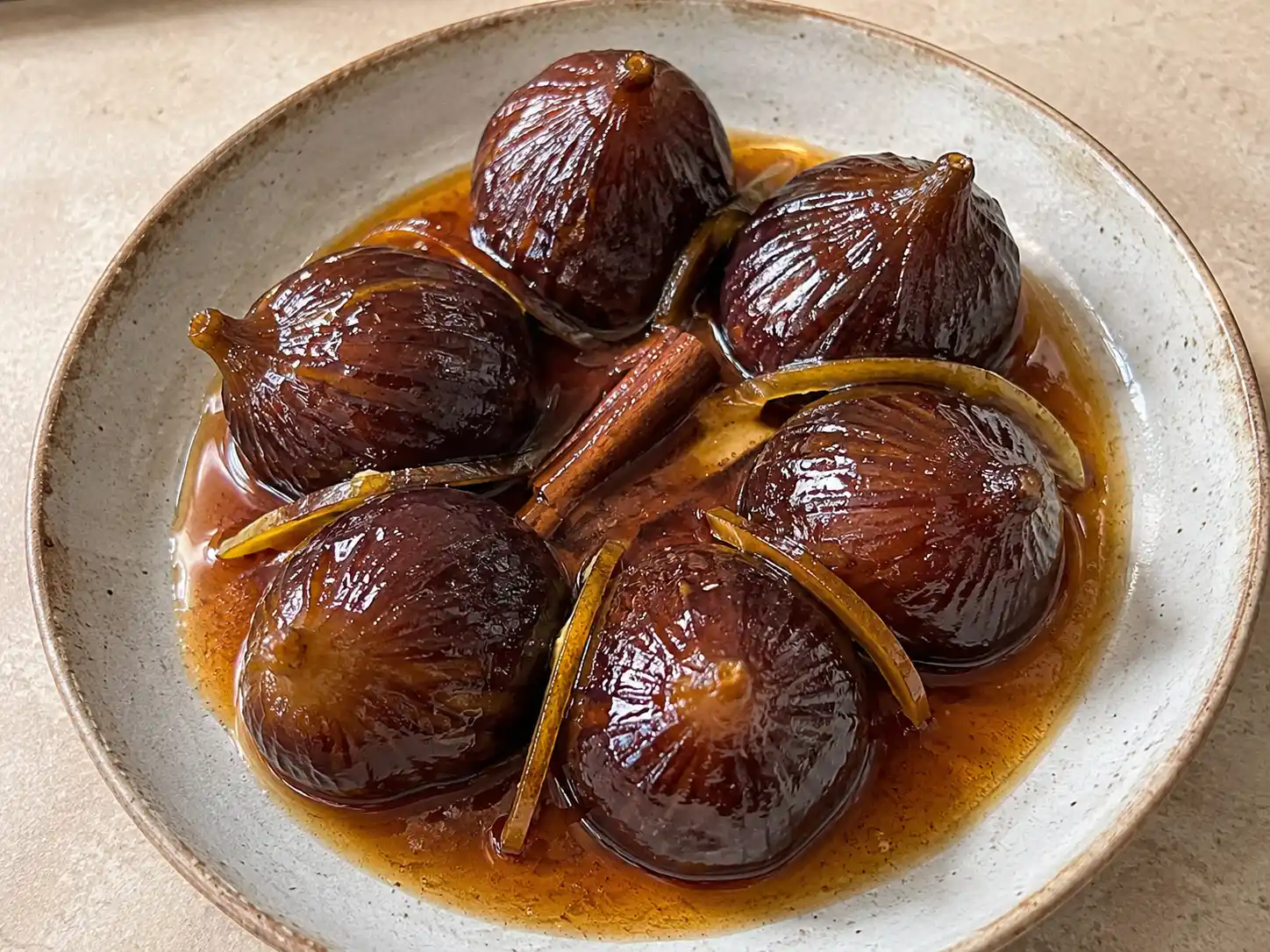 Fichi caramellati ricetta tradizionale con frutti interi, sciroppo ambrato, limone e cannella