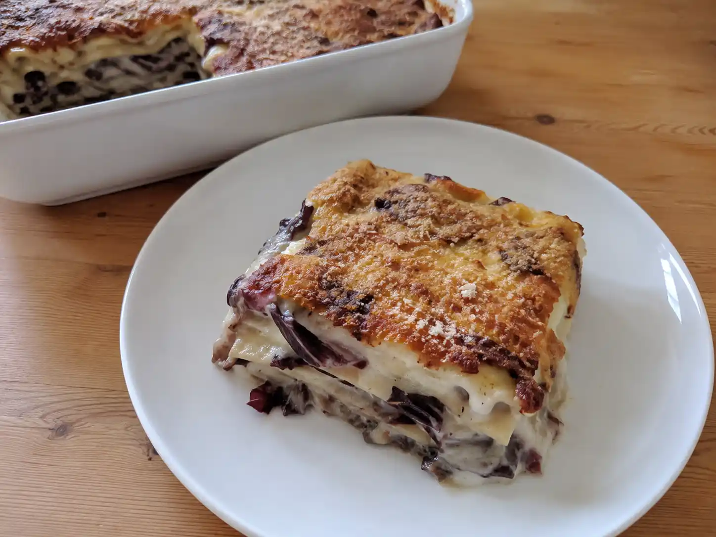 Lasagne al radicchio cremose in teglia con besciamella, scamorza e superficie dorata