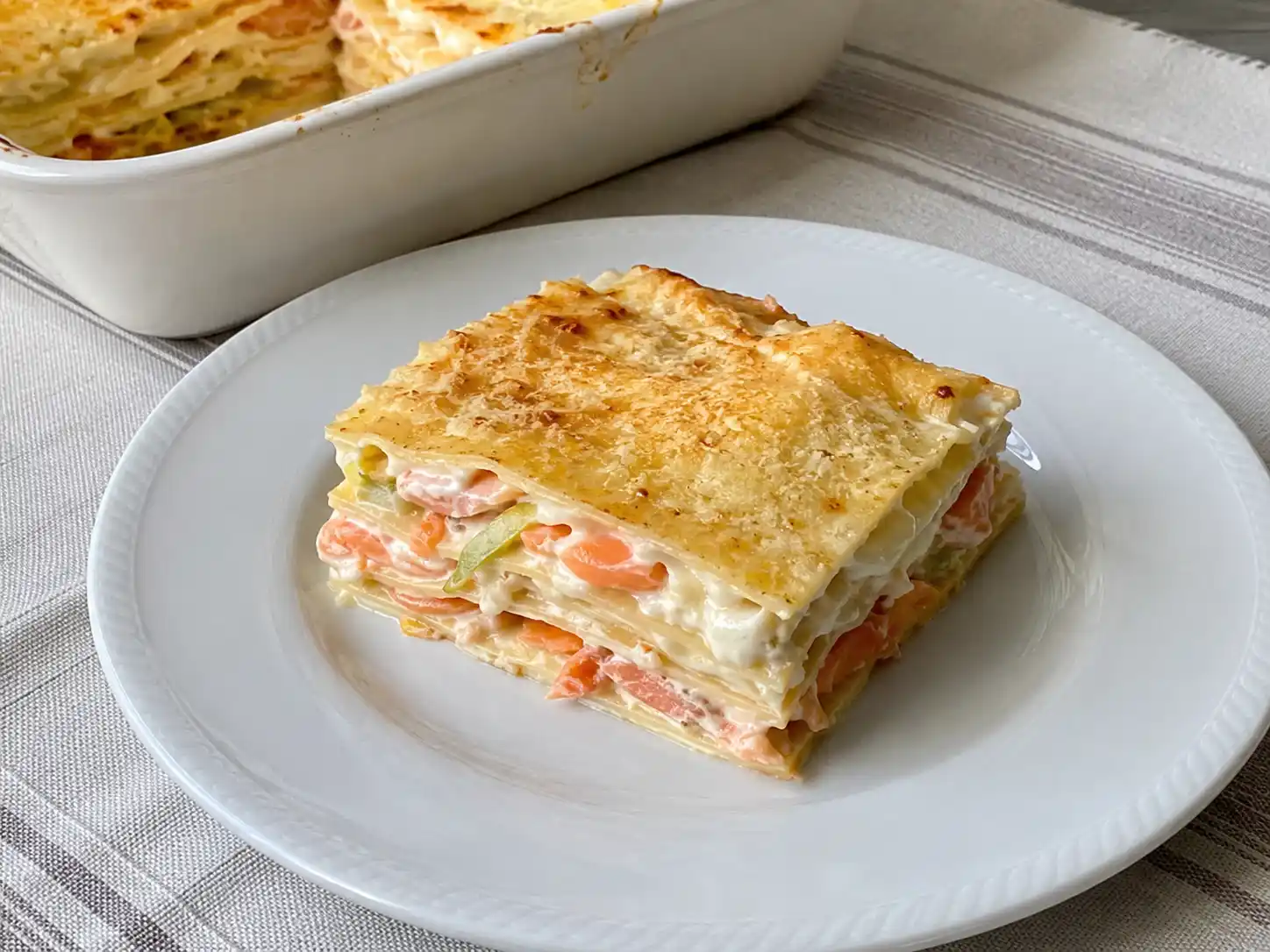 Lasagne al salmone in teglia, con strati cremosi di besciamella, porri e salmone affumicato