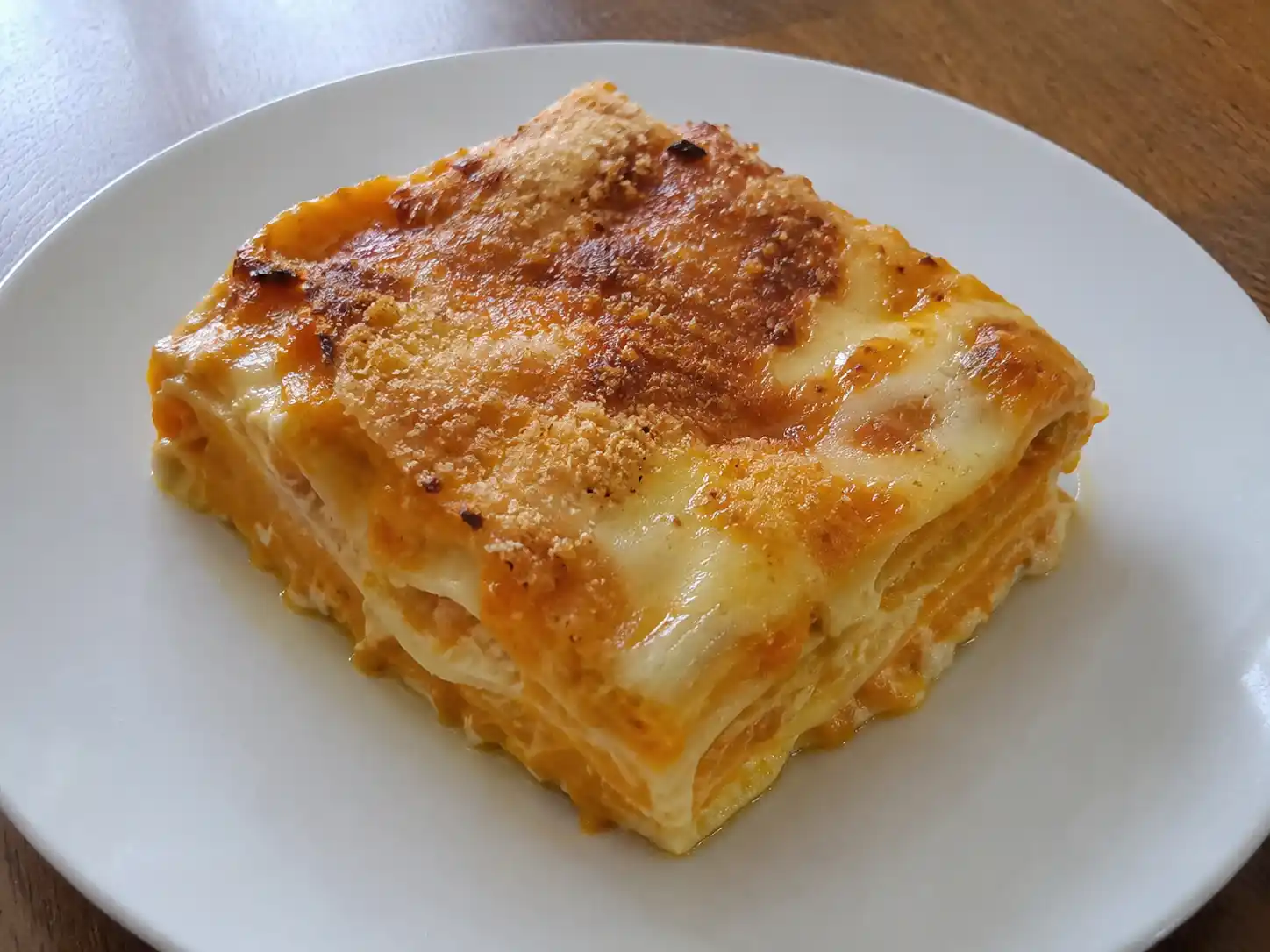 Lasagne alla zucca cremose e dorate con besciamella, provola filante e strati ben visibili