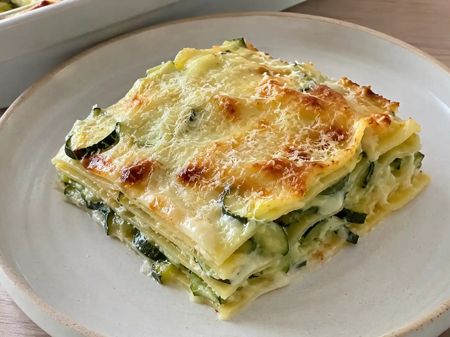 Lasagne di zucchine al forno con strati cremosi, mozzarella filante e superficie dorata