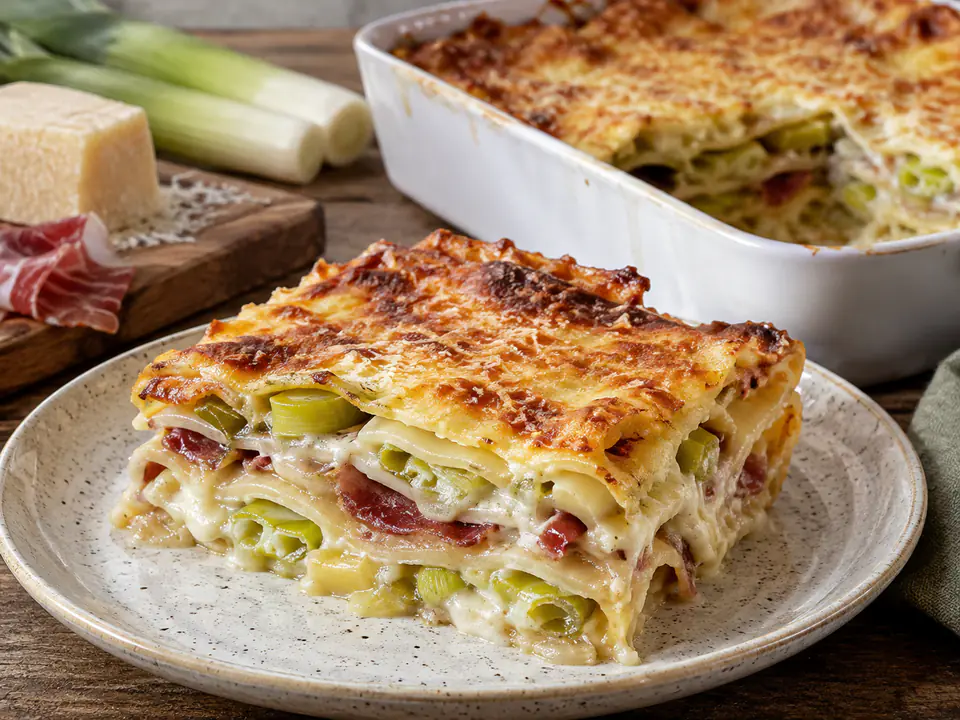 lasagne porri e speck fatta in casa, servita con consistenza e ingredienti principali ben visibili