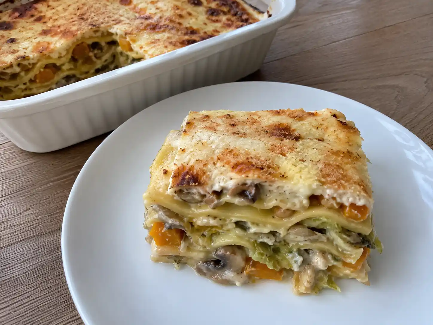 Lasagne vegetariane invernali con strati di zucca, funghi, verza e besciamella gratinata