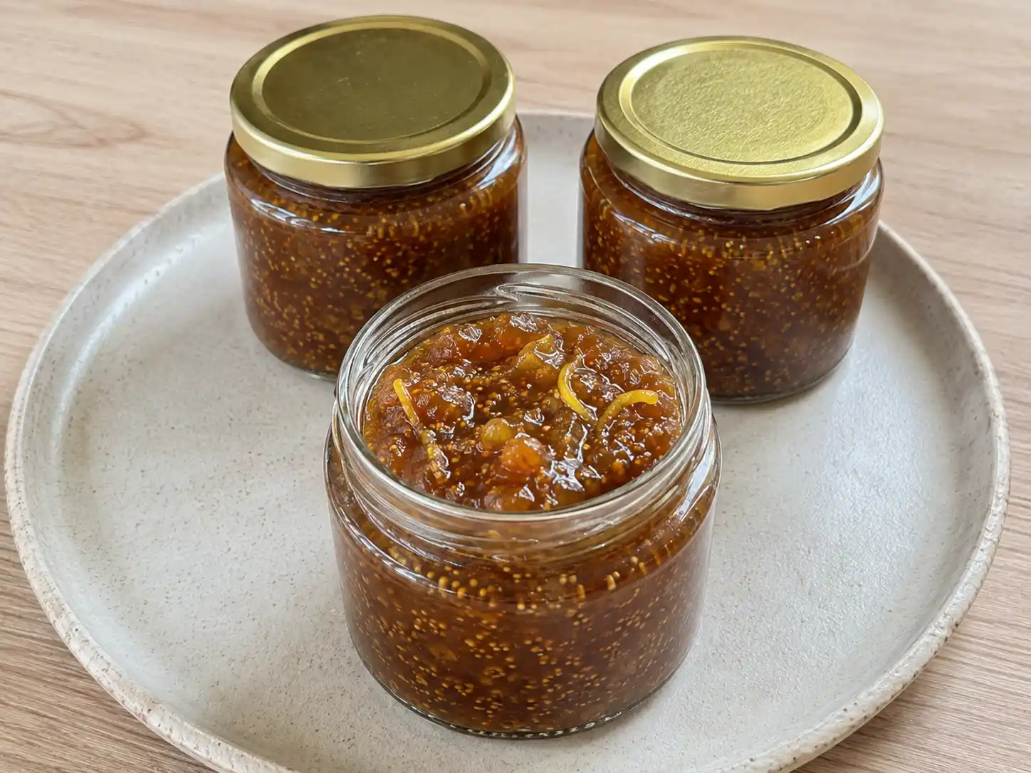 Marmellata di fichi ricetta fatta in casa in vasetto di vetro, densa e lucida con piccoli pezzi di frutta