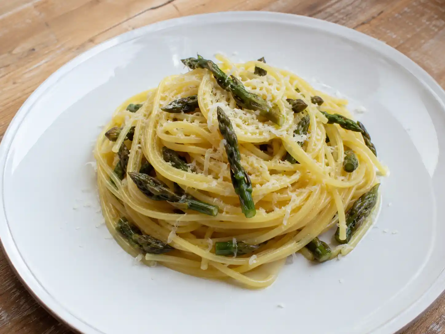 Pasta agli asparagi selvatici ricette con spaghetti cremosi, punte verdi e pecorino