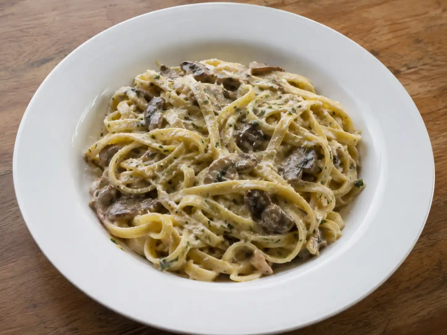 Pasta ai funghi porcini secchi cremosa con tagliatelle, prezzemolo e Parmigiano