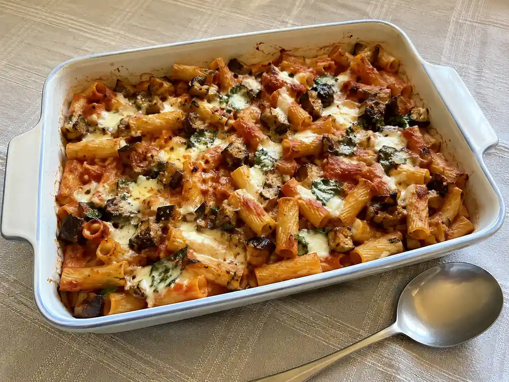 Pasta al forno con melanzane alla siciliana dorata e filante con sugo al pomodoro e basilico