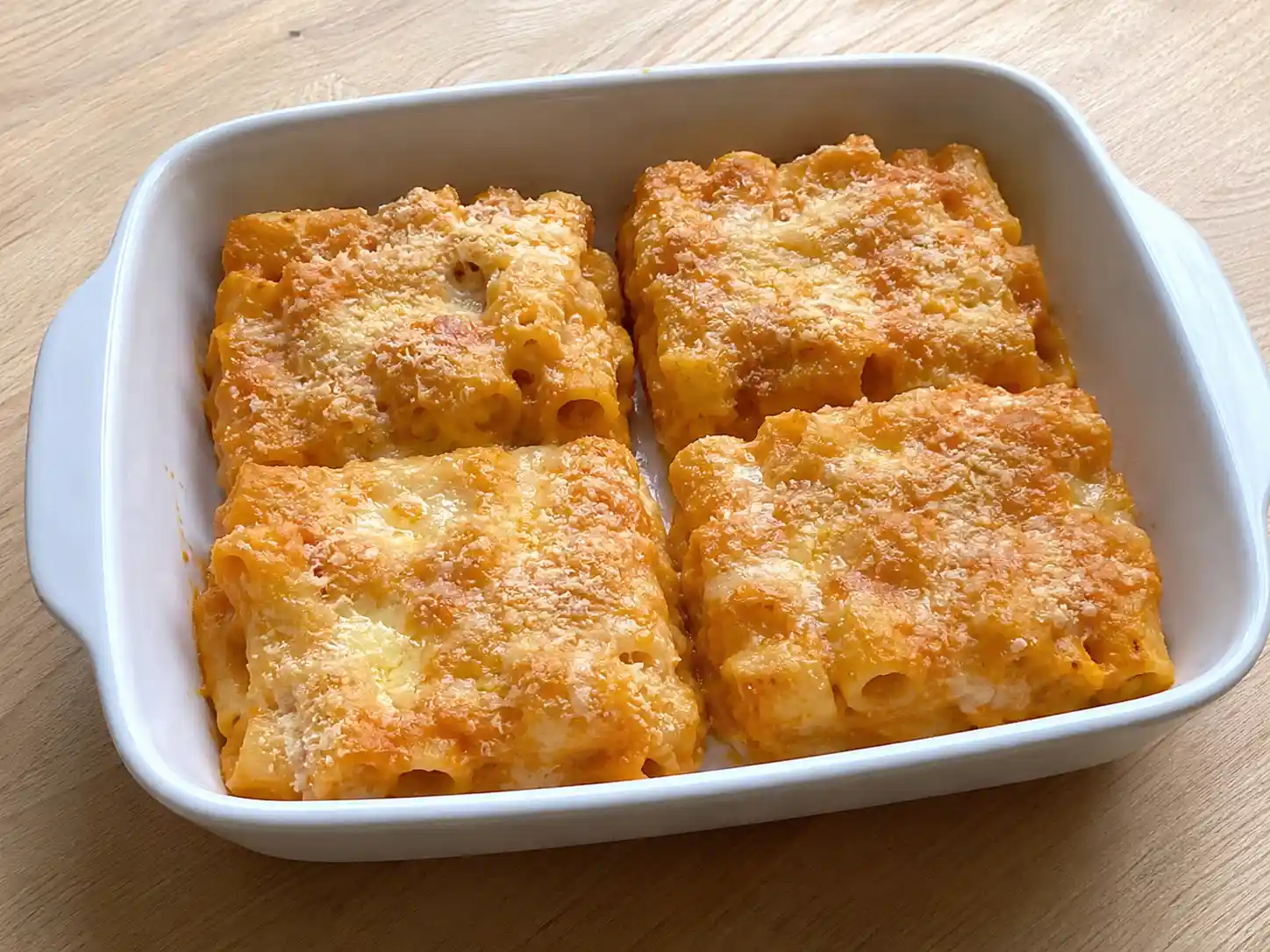 Pasta al forno con zucca e scamorza in teglia, cremosa e gratinata con superficie dorata
