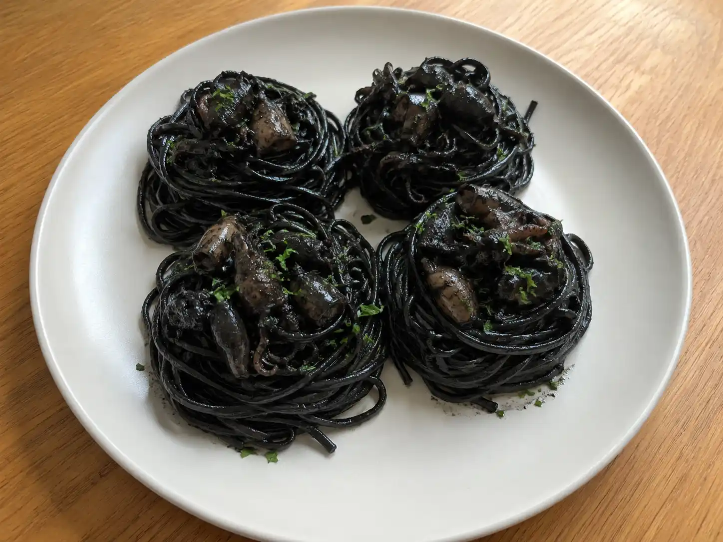 Pasta al nero di seppia ricetta originale con linguine nere, seppie tenere e prezzemolo
