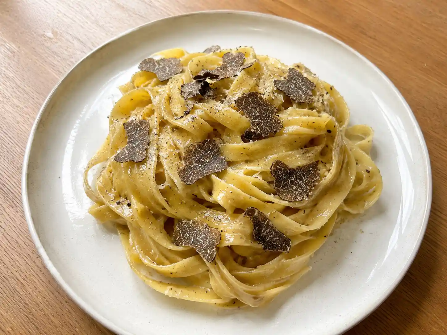 Pasta al tartufo cremosa con tagliatelle all'uovo, burro e lamelle sottili di tartufo nero