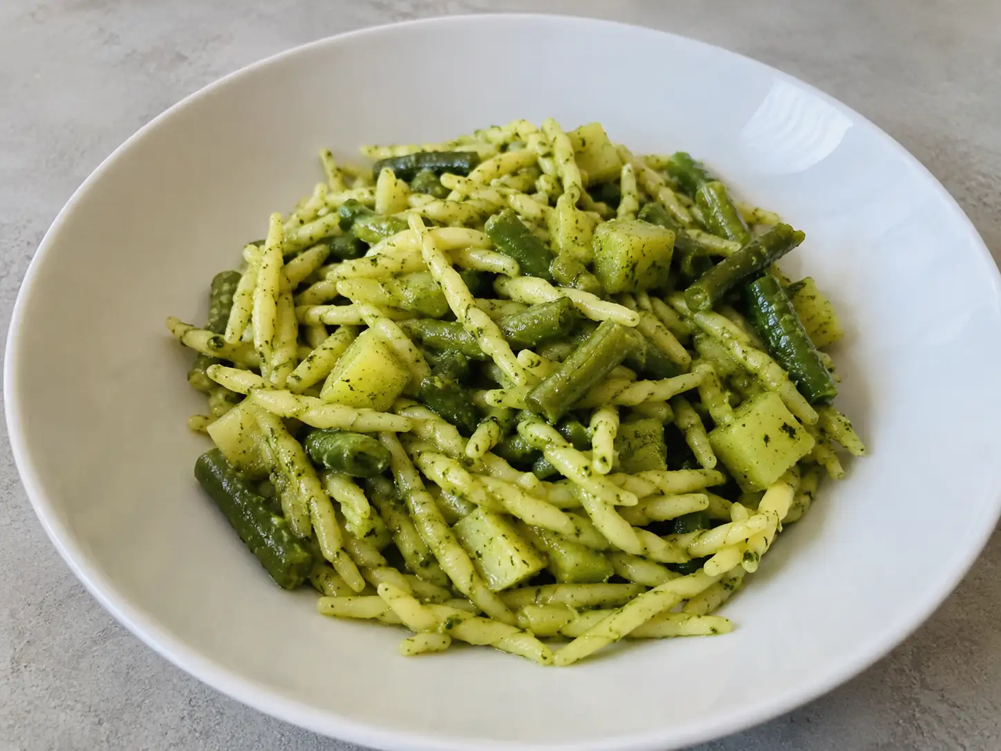 Pasta alla ligure con trofie al pesto, patate a cubetti e fagiolini in piatto bianco