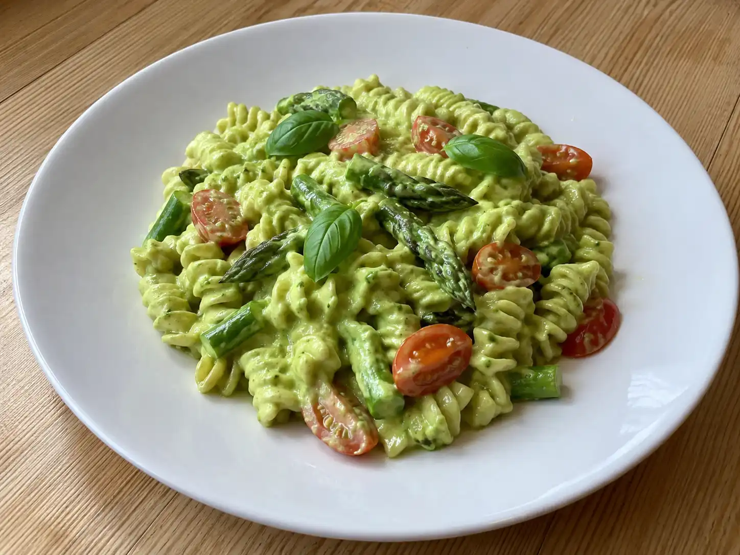 Pasta asparagi e pomodorini cremosa con fusilli, punte verdi e datterini saltati in padella