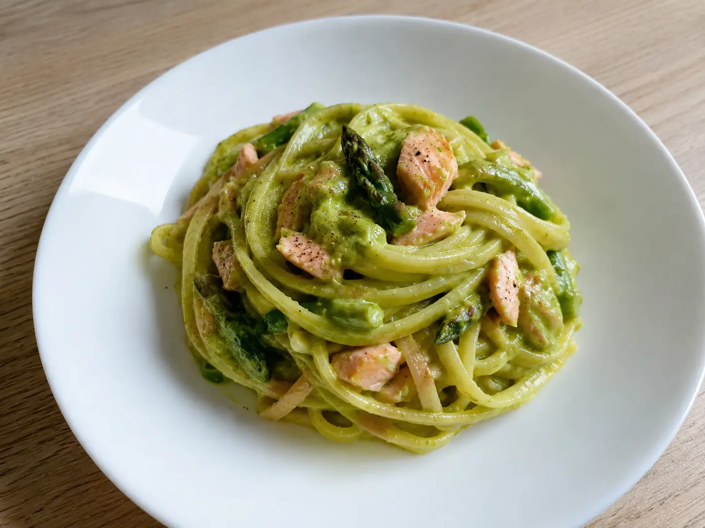Pasta asparagi e salmone cremosa senza panna con linguine, crema verde e bocconcini rosolati