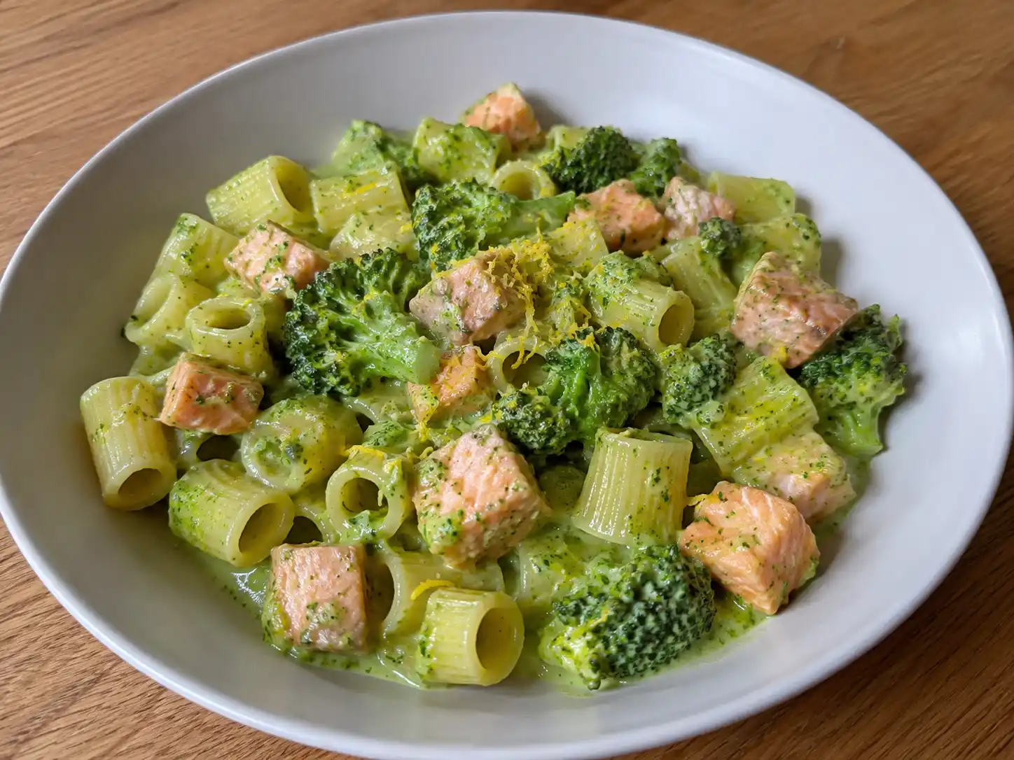 Pasta broccolo e salmone cremosa con mezze maniche, cimette verdi e cubetti di salmone fresco