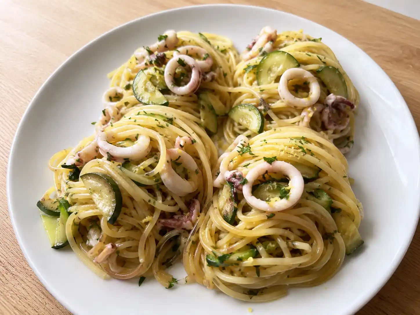 Pasta calamari e zucchine con spaghetti, anelli teneri di calamaro e zucchine saltate in padella