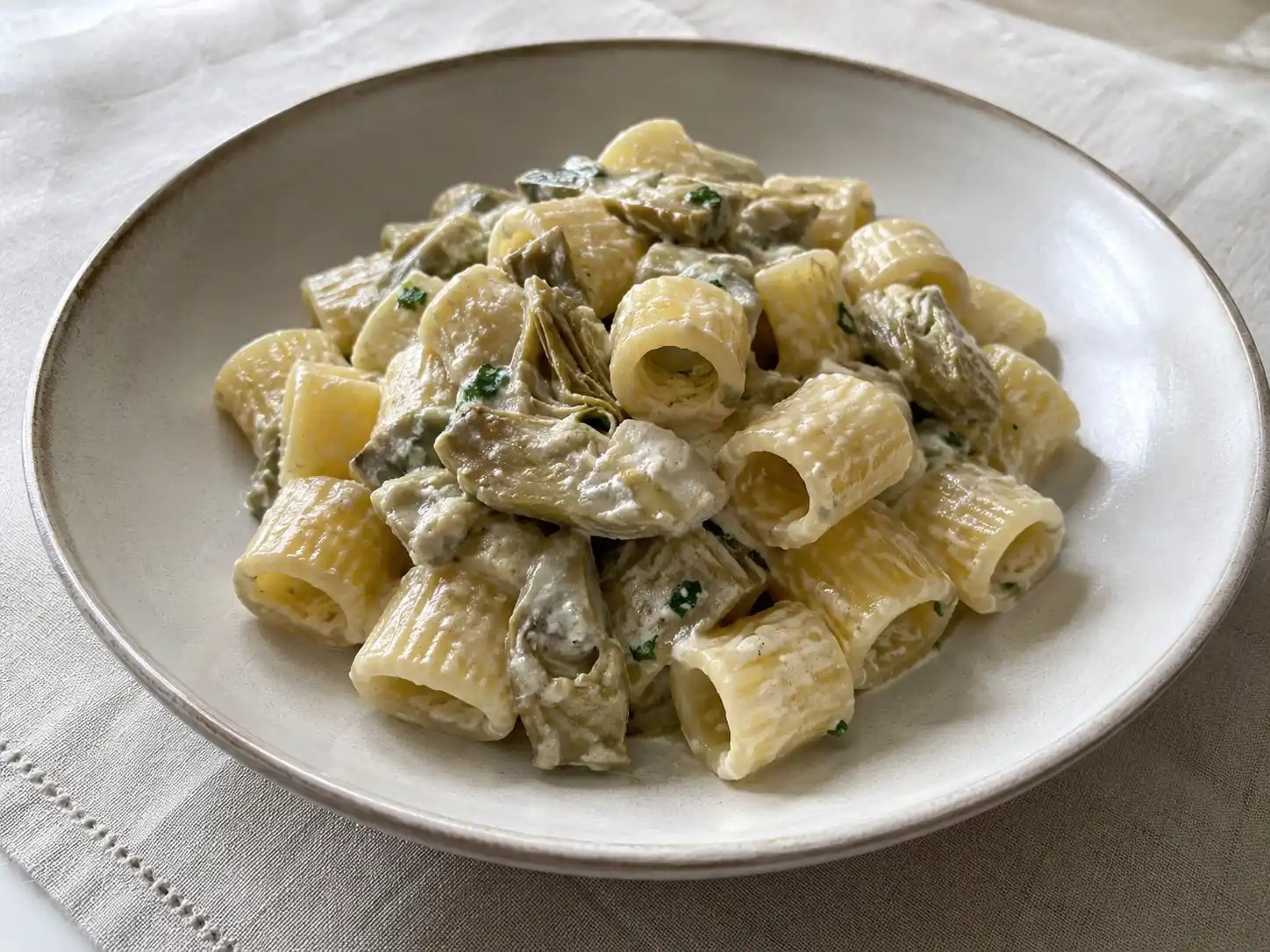 Pasta carciofi e ricotta cremosa con mezze maniche, carciofi teneri e salsa chiara