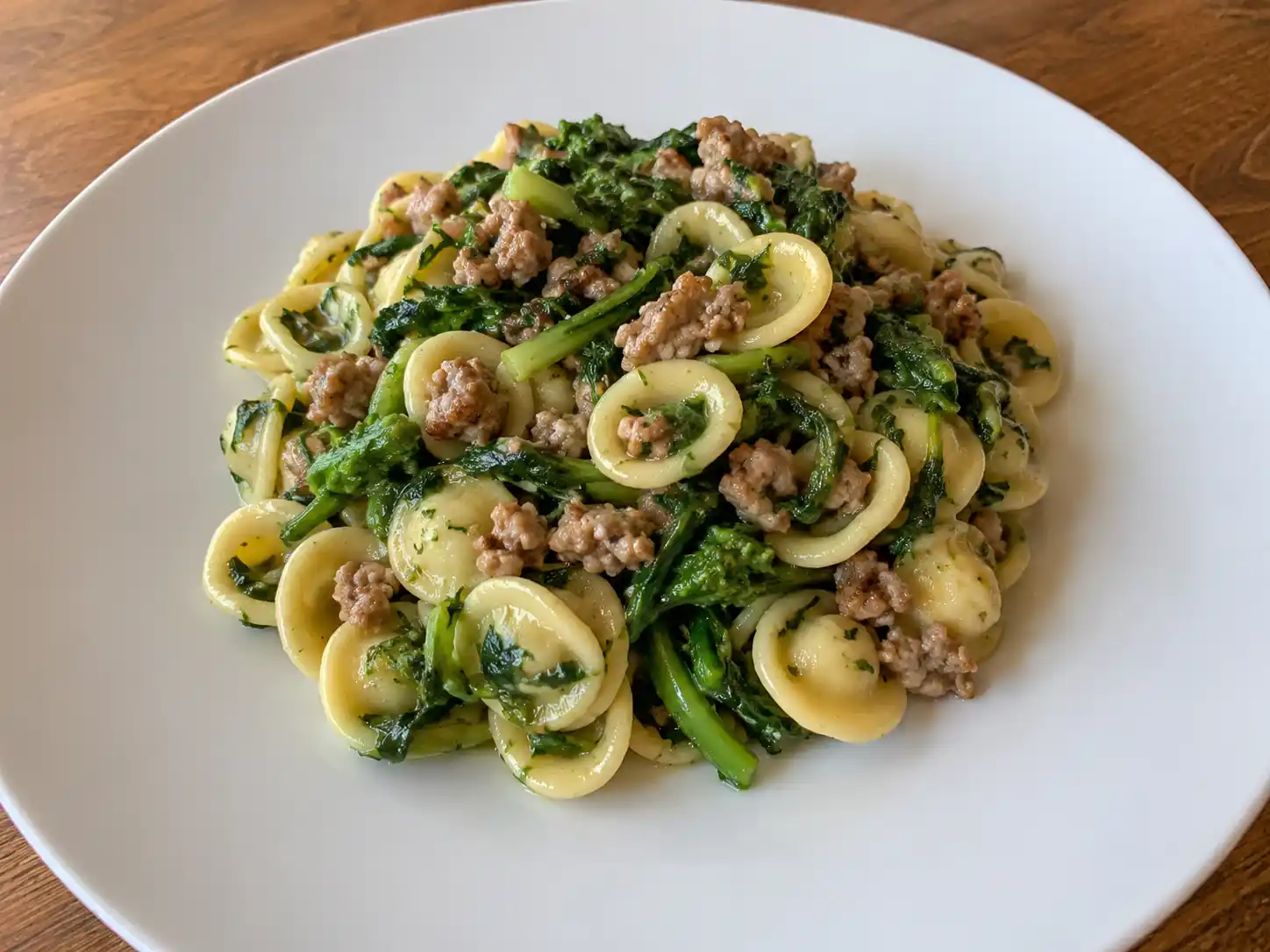 Pasta cime di rapa salsiccia con orecchiette, carne rosolata e verdure saltate nel piatto
