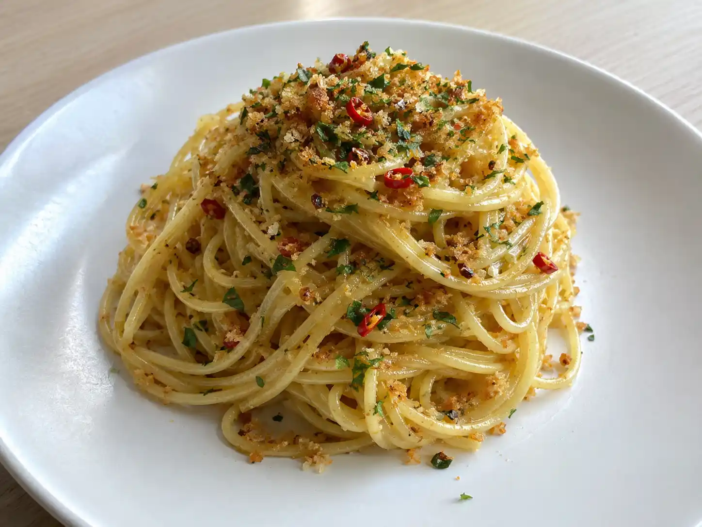 Pasta colatura di alici con spaghetti lucidi, pangrattato tostato e prezzemolo fresco