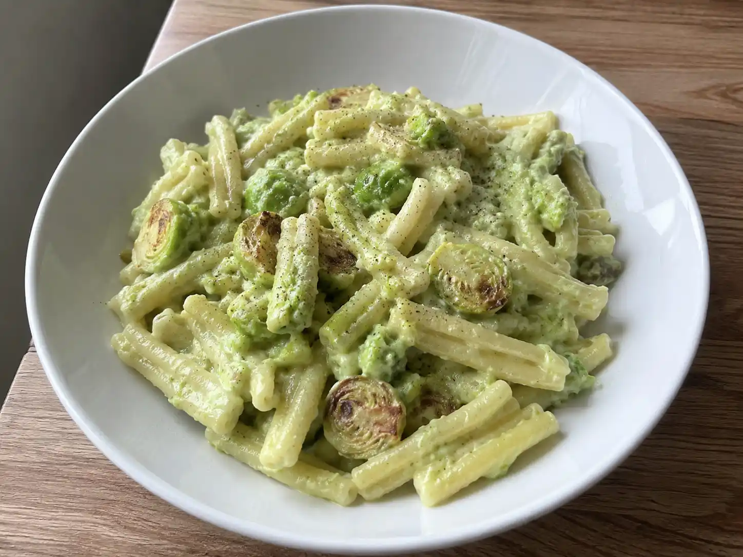 Pasta con cavolini di Bruxelles cremosa con casarecce, parmigiano e pezzi verdi in padella