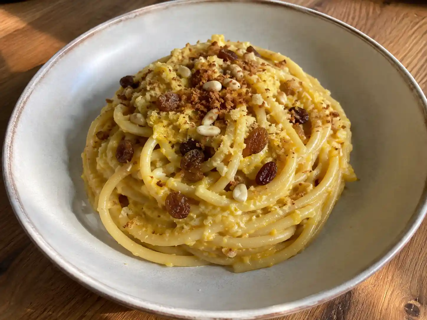 Pasta con i broccoli arriminati servita con bucatini, cavolfiore cremoso e muddica atturrata