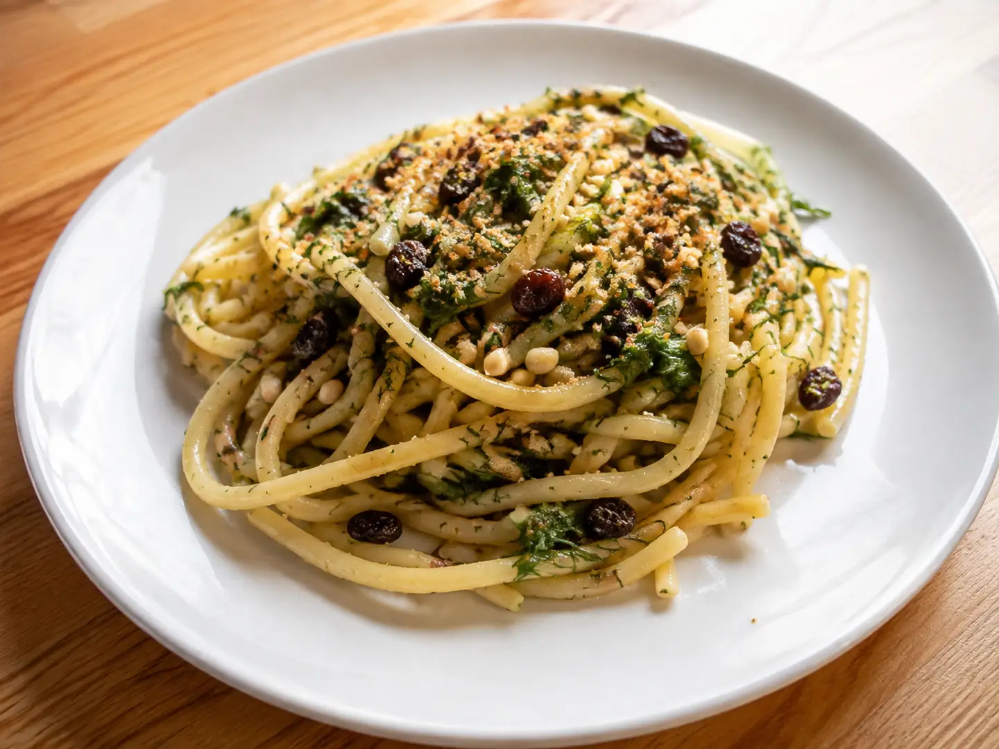 Pasta con il finocchietto selvatico con acciughe, pinoli, uvetta e pangrattato tostato