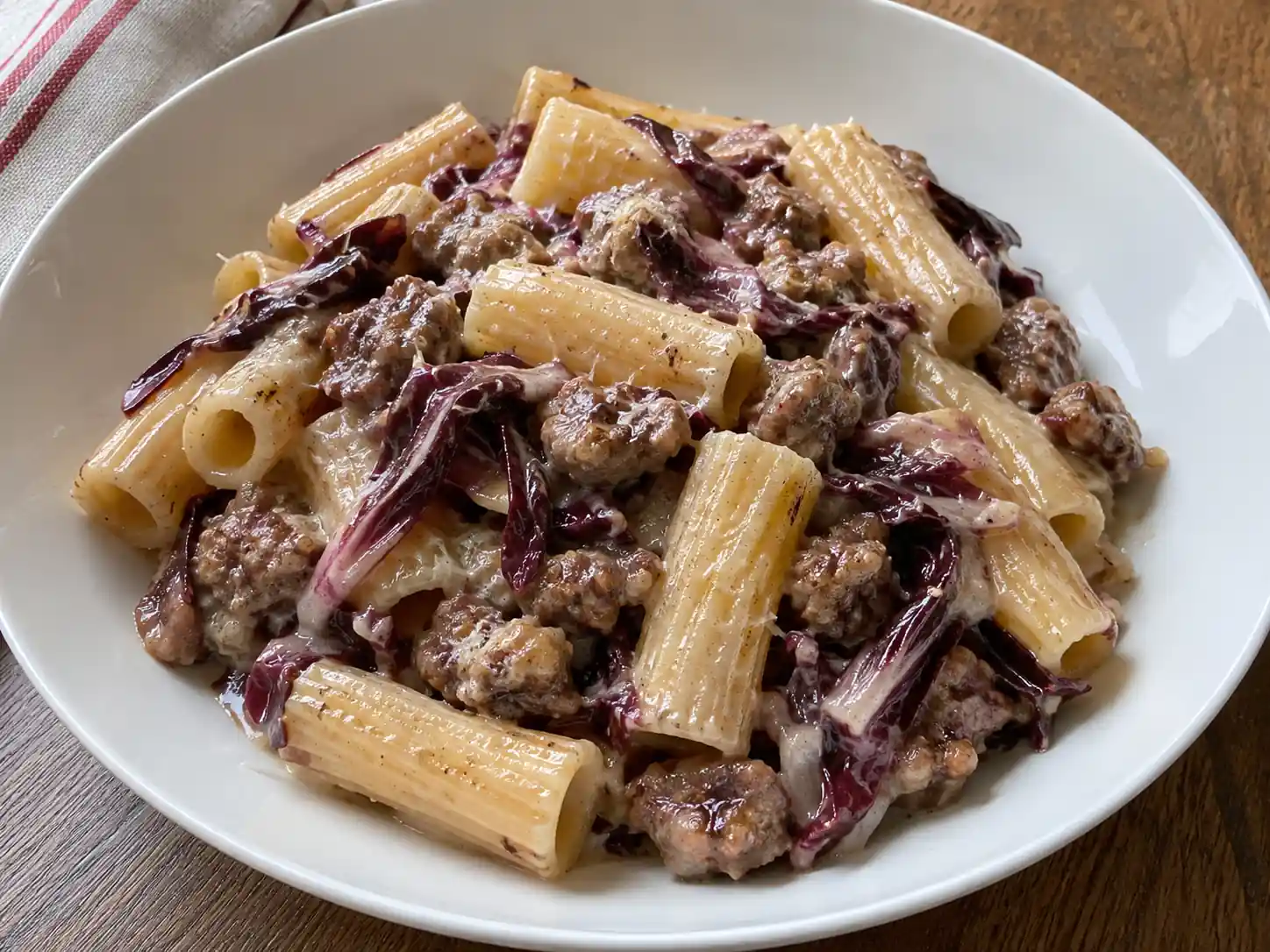 Pasta con salsiccia e radicchio cremosa con rigatoni, carne rosolata e radicchio morbido