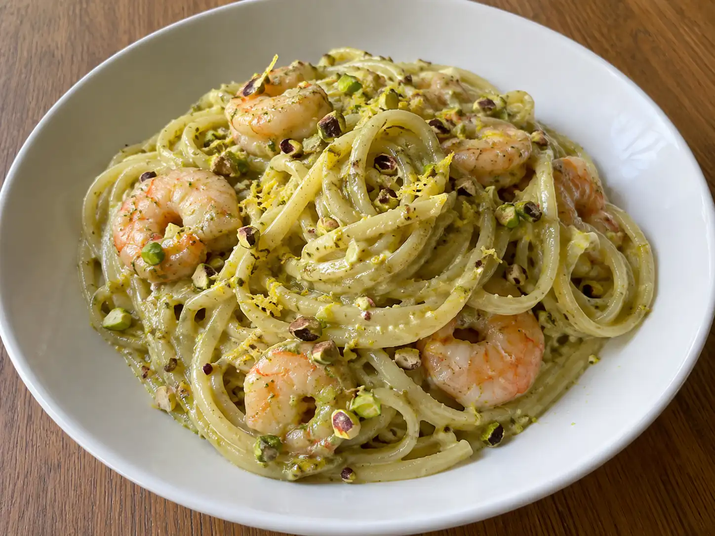 Pasta gamberetti e pistacchio cremosa con linguine, pesto verde chiaro e granella croccante