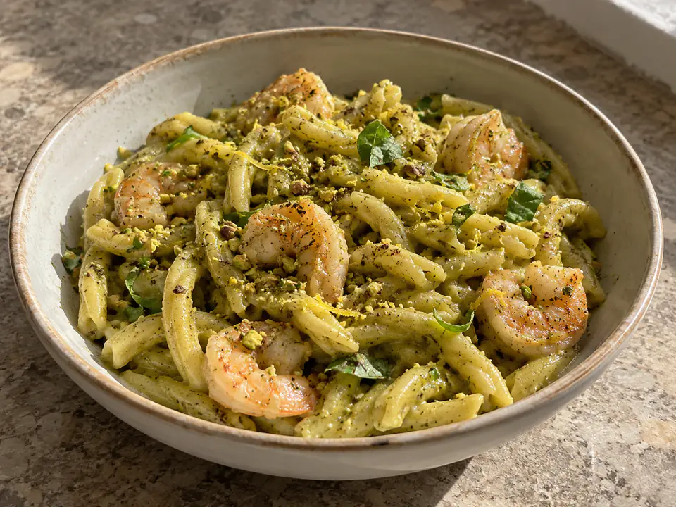 Pasta pesto di pistacchio e gamberetti con casarecce cremose, granella verde e gamberetti saltati