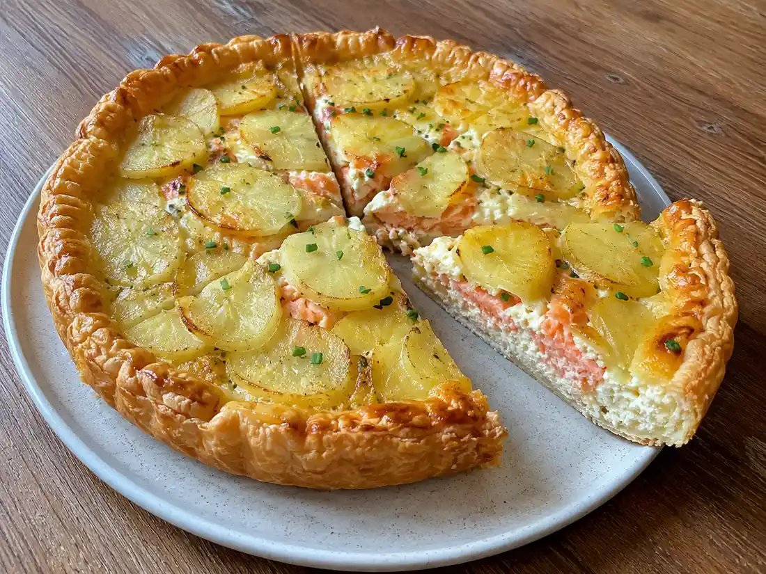 Torta salata al salmone e patate dorata con ripieno cremoso e fette ben visibili