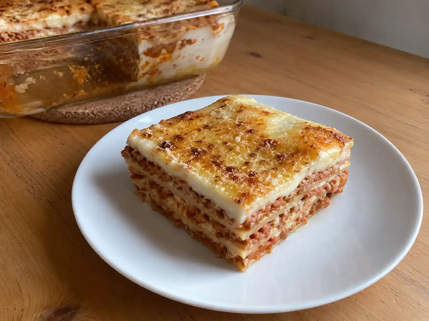 Lasagne senza glutine al ragù in teglia con besciamella cremosa, strati compatti e superficie dorata