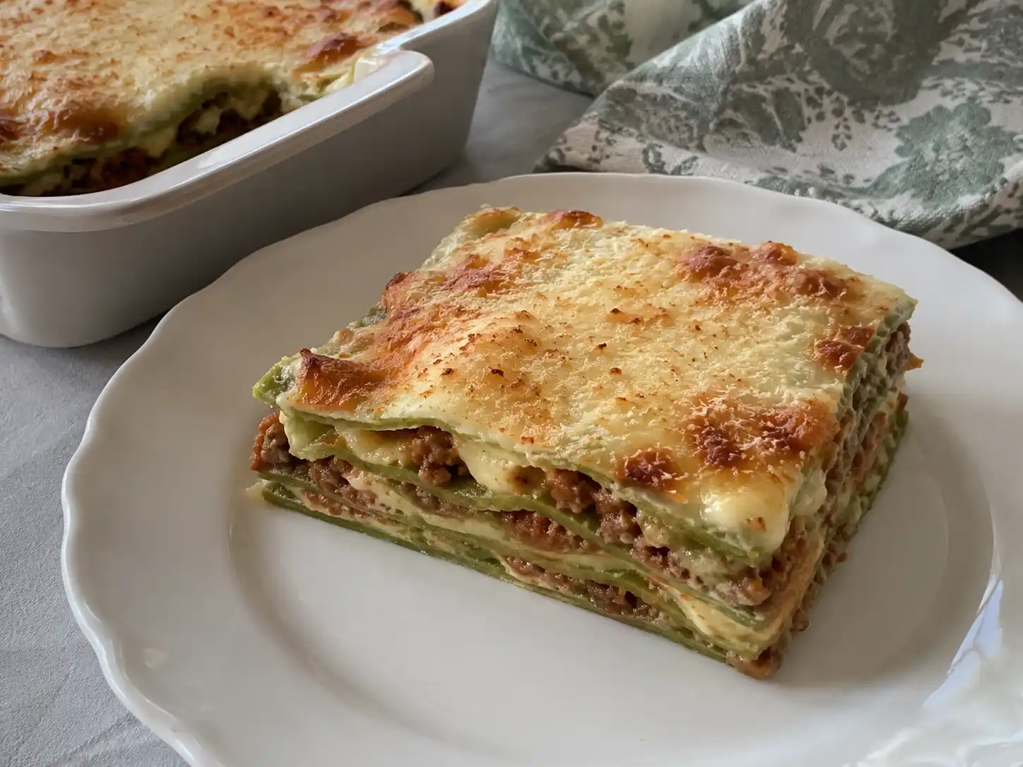 Lasagne verdi alla bolognese in pirofila, con ragù, besciamella e superficie dorata