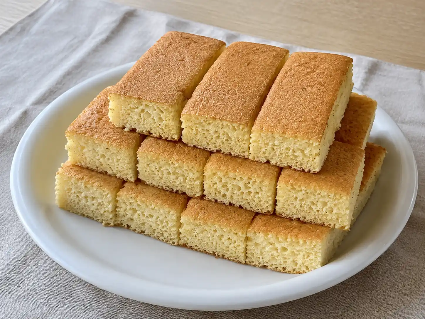 Pan di Spagna per tiramisù tagliato in rettangoli soffici con mollica chiara e superficie dorata