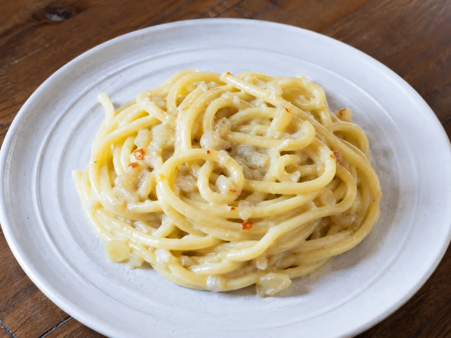 Pasta all'aglione in bianco cremosa con pici, olio extravergine e peperoncino leggero