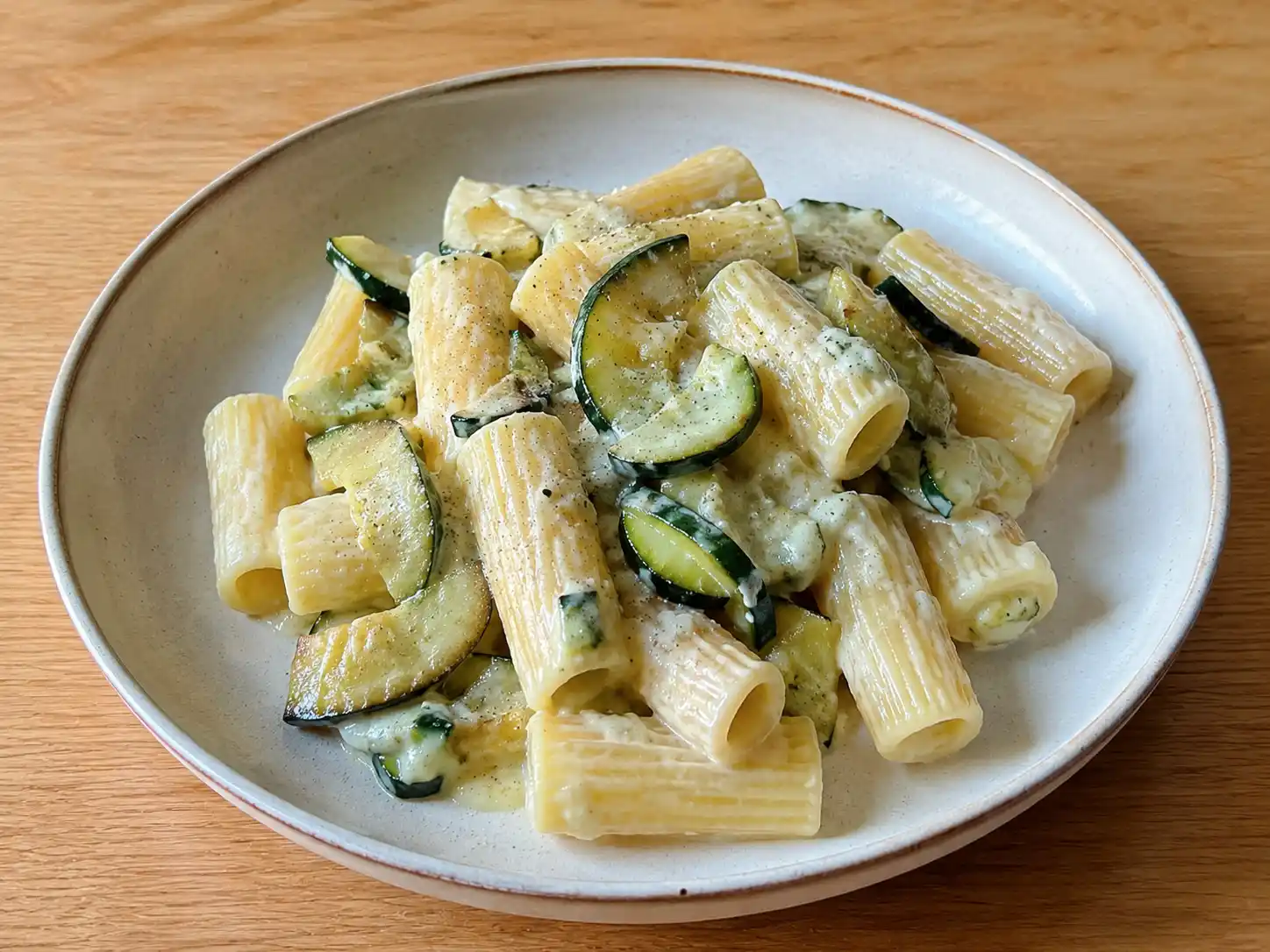 Pasta con gorgonzola e zucchine cremosa con mezze maniche e rondelle dorate in padella