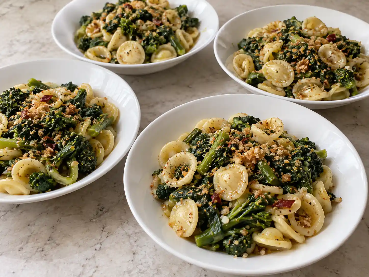 Pasta e cime di rapa ricetta pugliese con orecchiette verdi e pangrattato dorato