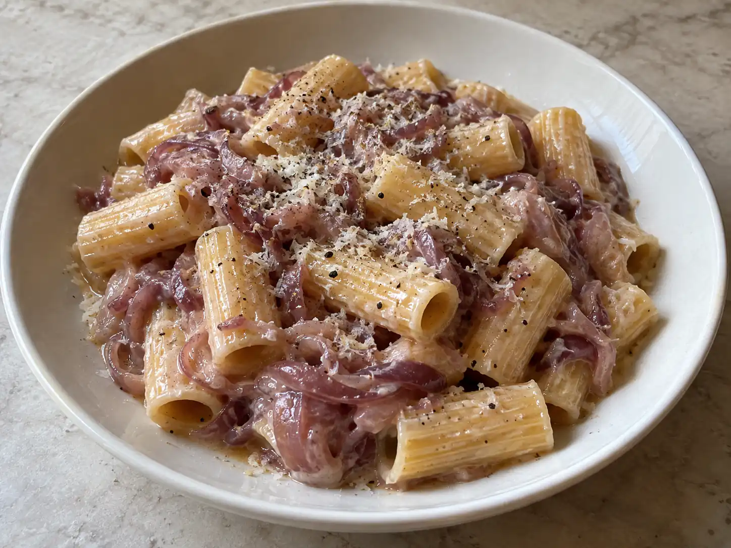 Pasta e cipolle di Tropea cremosa con cipolle rosse stufate, pecorino e pepe nero